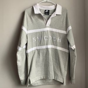 Nike Swoosh Crew in Grey